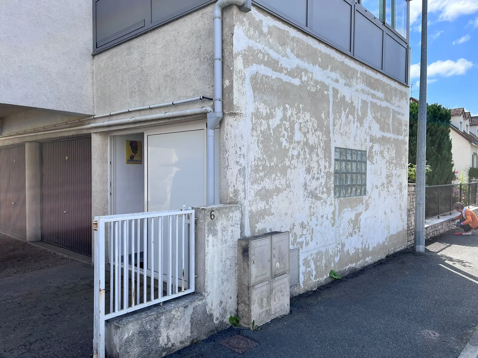 Façade dégradée avant peinture par KING RENOV